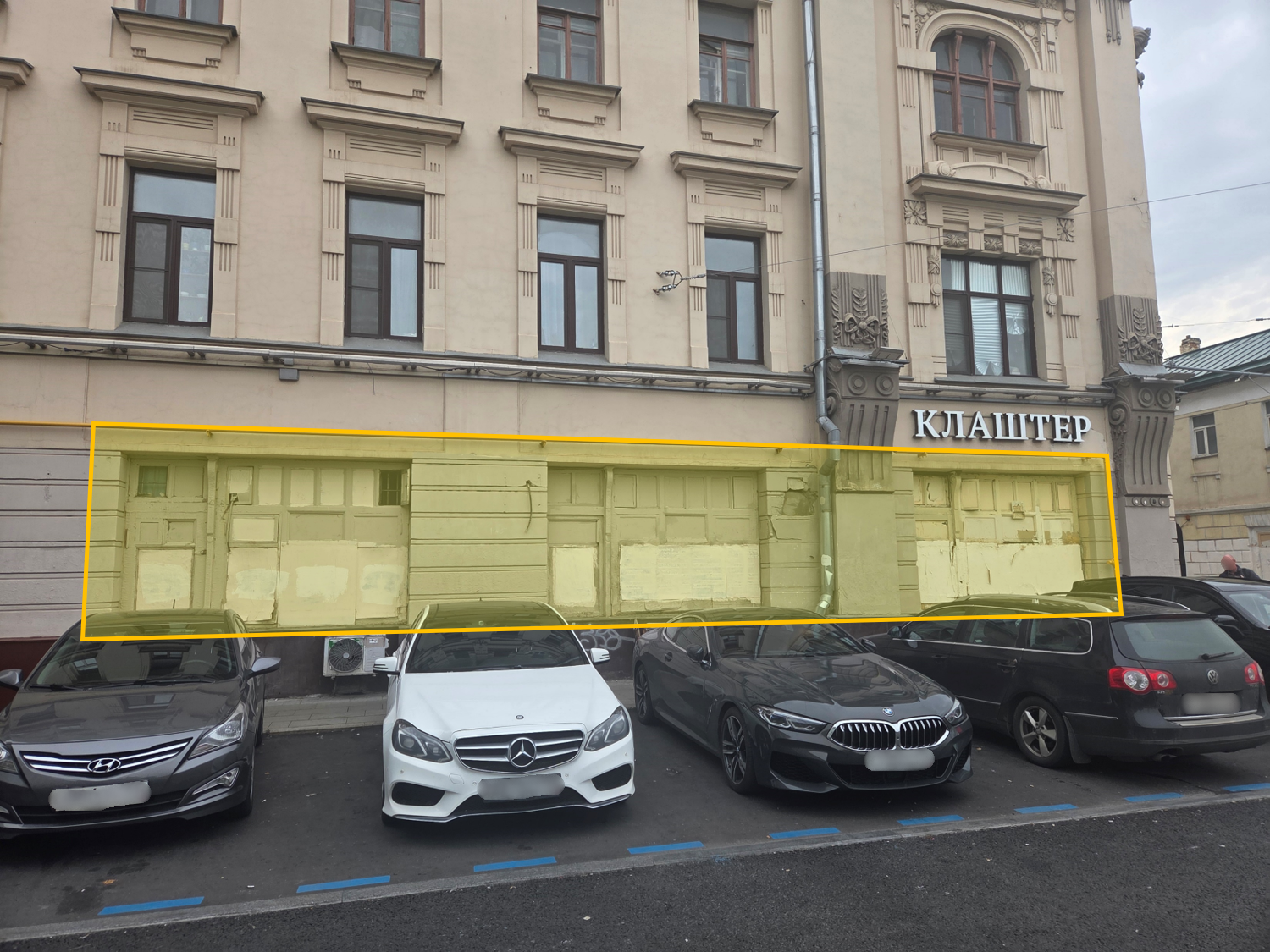 ГП17008020.Нежилое помещение.Фасад здания с выделенными окнами реализуемого объекта_2.png