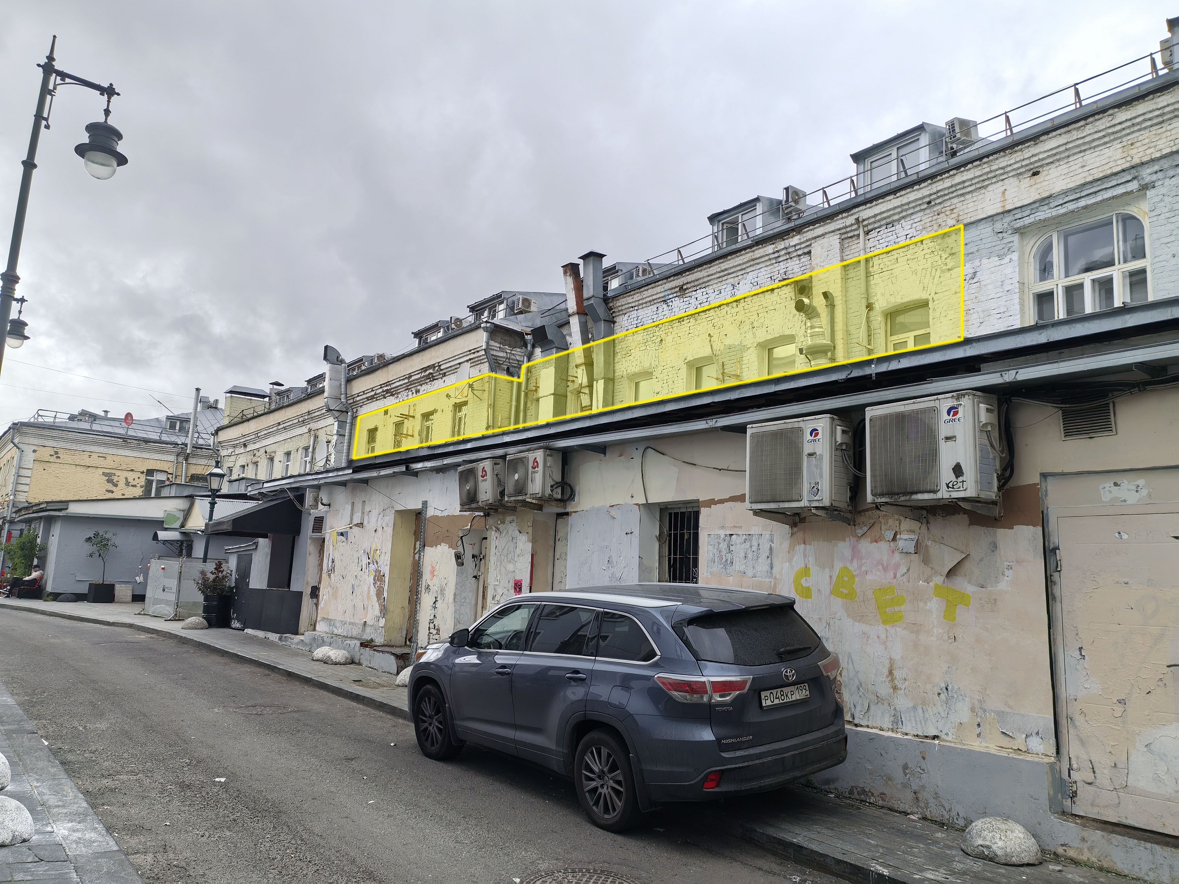 ГП16997543.Нежилое помещение.Фасад здания с выделенными окнами реализуемого объекта_2.jpg