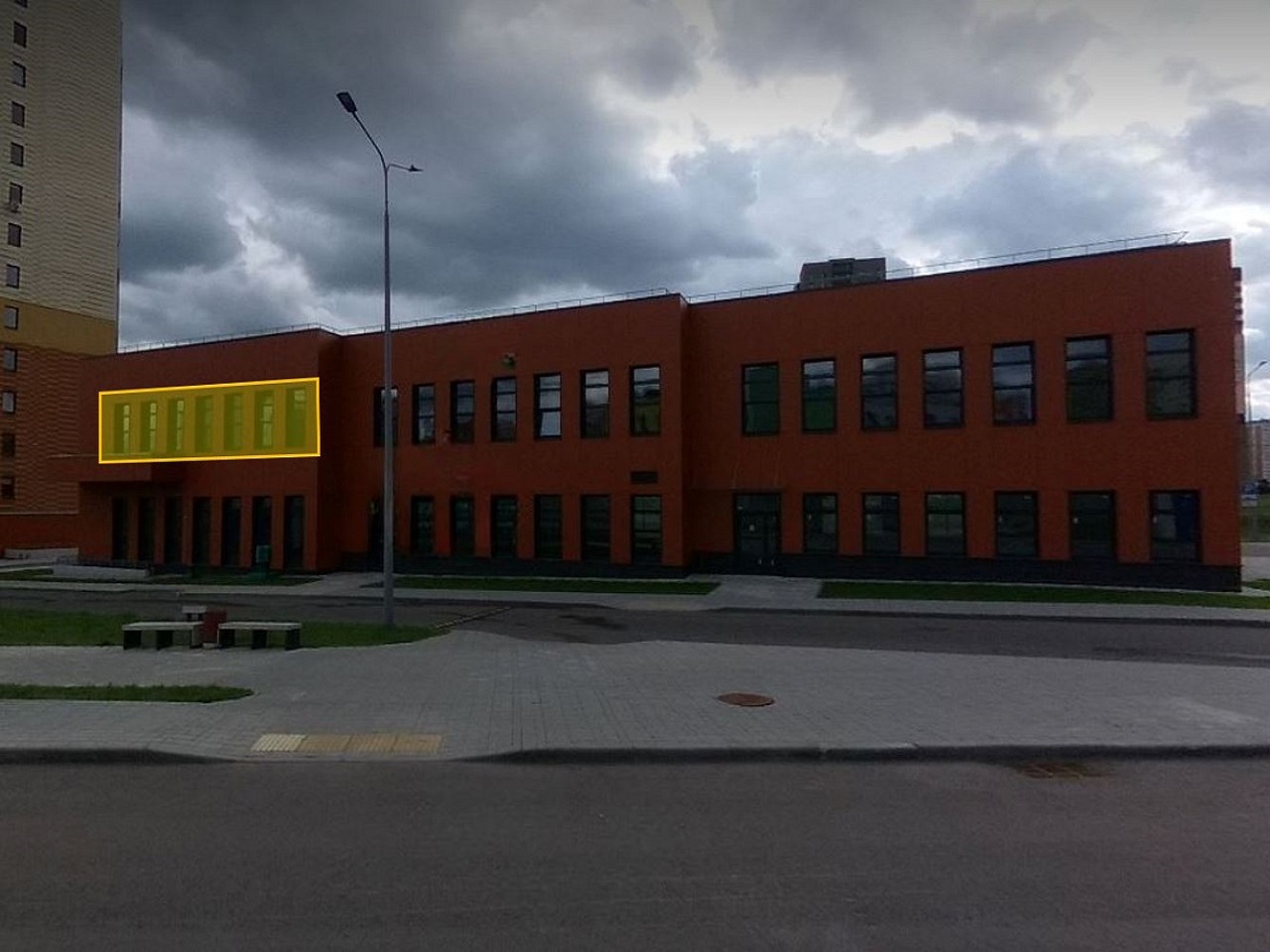 ГП16984706.Нежилое помещение.Фасад здания с выделенными окнами реализуемого объекта_2.jpg