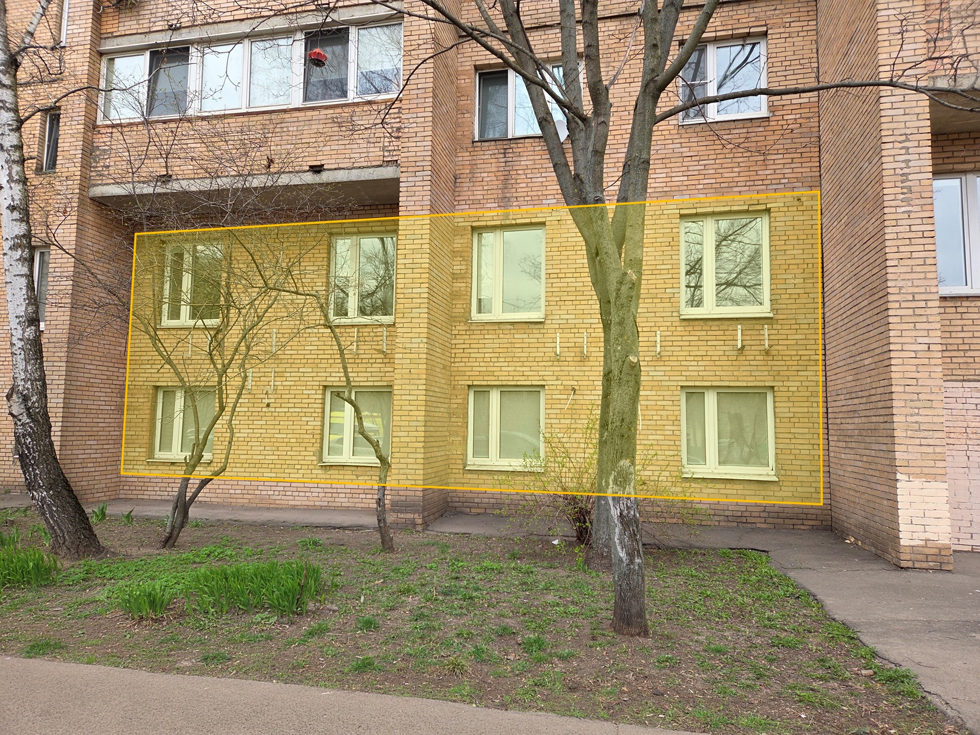 ГП16990338.Нежилое помещение.Фасад здания с выделенными окнами реализуемого объекта_4.jpg