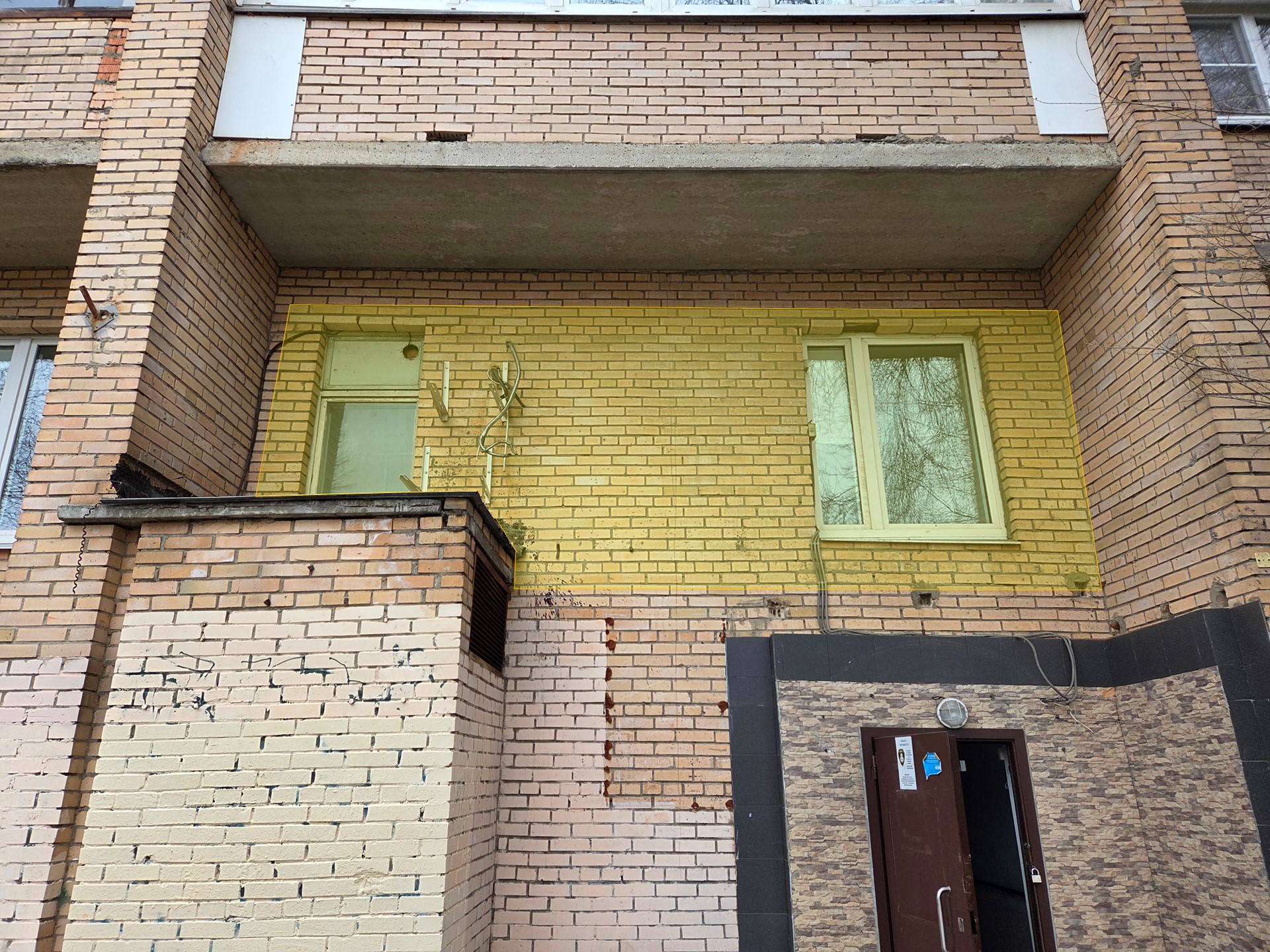 ГП16990338.Нежилое помещение.Фасад здания с выделенными окнами реализуемого объекта_2.jpg