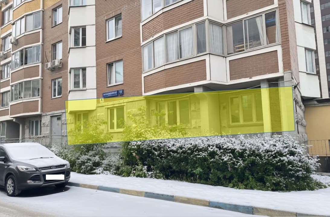 ГП16975638.Нежилое помещение.Фасад здания с выделенными окнами реализуемого объекта_2.jpg