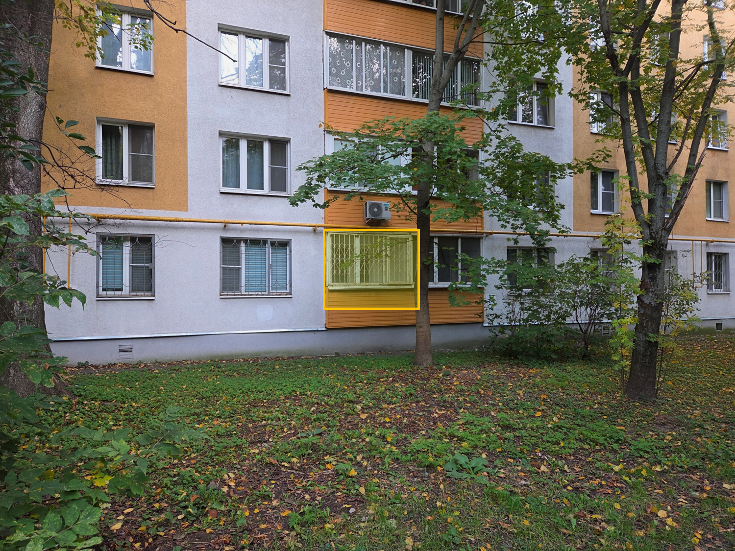 ГП17006883.Нежилое помещение.Фасад здания с выделенными окнами реализуемого объекта_2.png