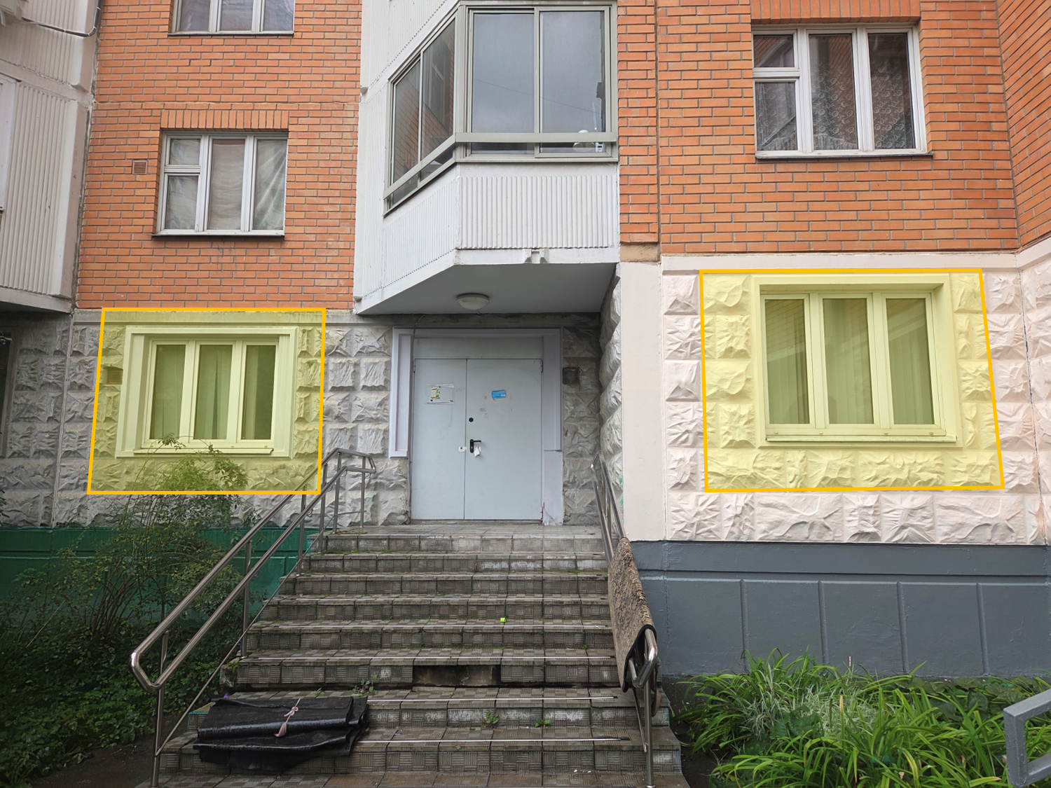 ГП17006544.Нежилое помещение.Фасад здания с выделенными окнами реализуемого объекта.png