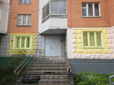 ГП17006544.Нежилое помещение.Фасад здания с выделенными окнами реализуемого объекта.png