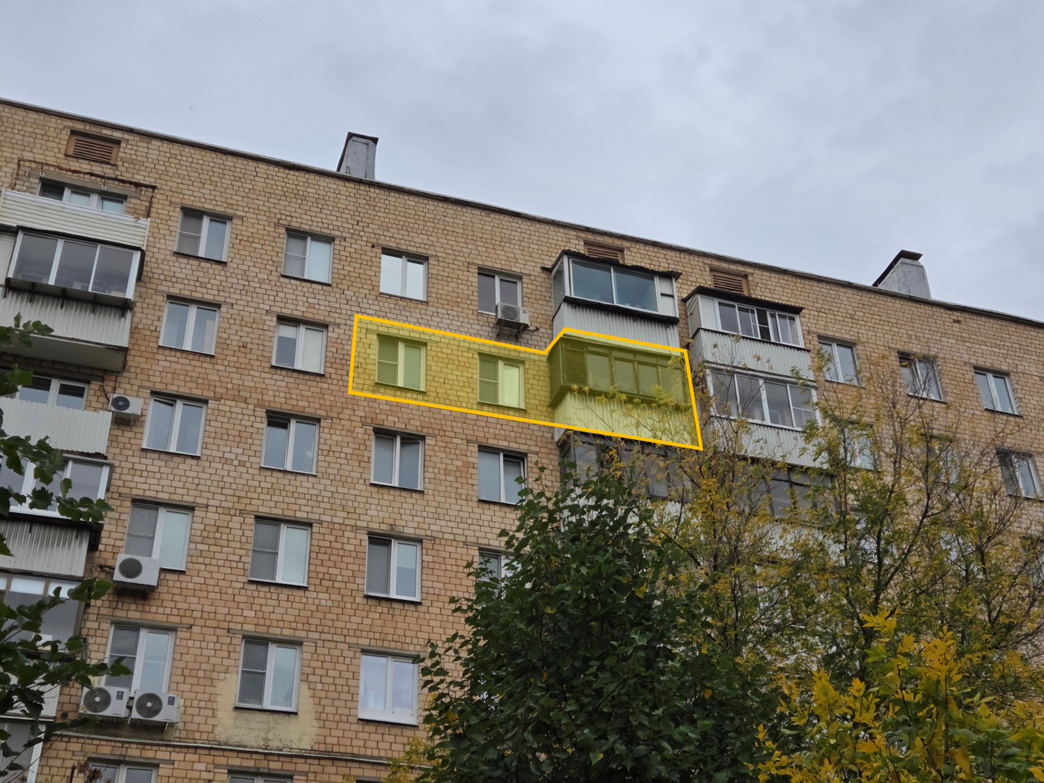 ГП17007015.Квартира.Фасад здания с выделенными окнами реализуемого объекта.png