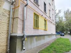 ГП17006373.Нежилое помещение.Фасад здания с выделенными окнами реализуемого объекта_2.jpg