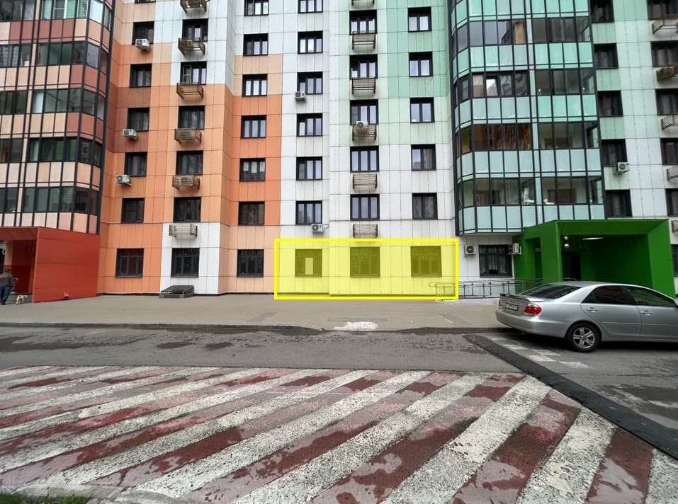 ГП16975745.Нежилое помещение.Фасад здания с выделенными окнами реализуемого объекта_2.jpg