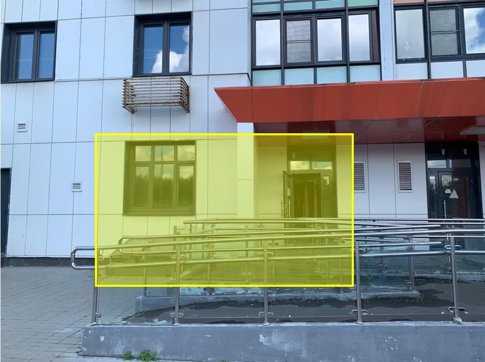 ГП16975745.Нежилое помещение.Фасад здания с выделенными окнами реализуемого объекта.jpg