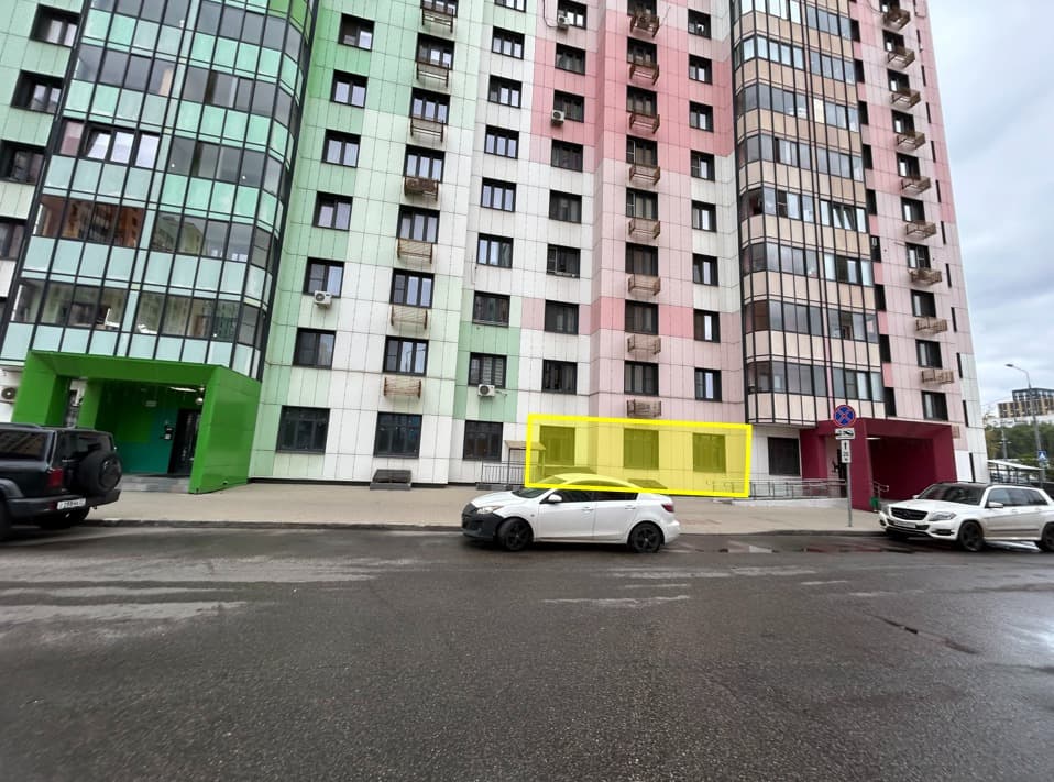 ГП16975629.Нежилое помещение.Фасад здания с выделенными окнами реализуемого объекта.jpg