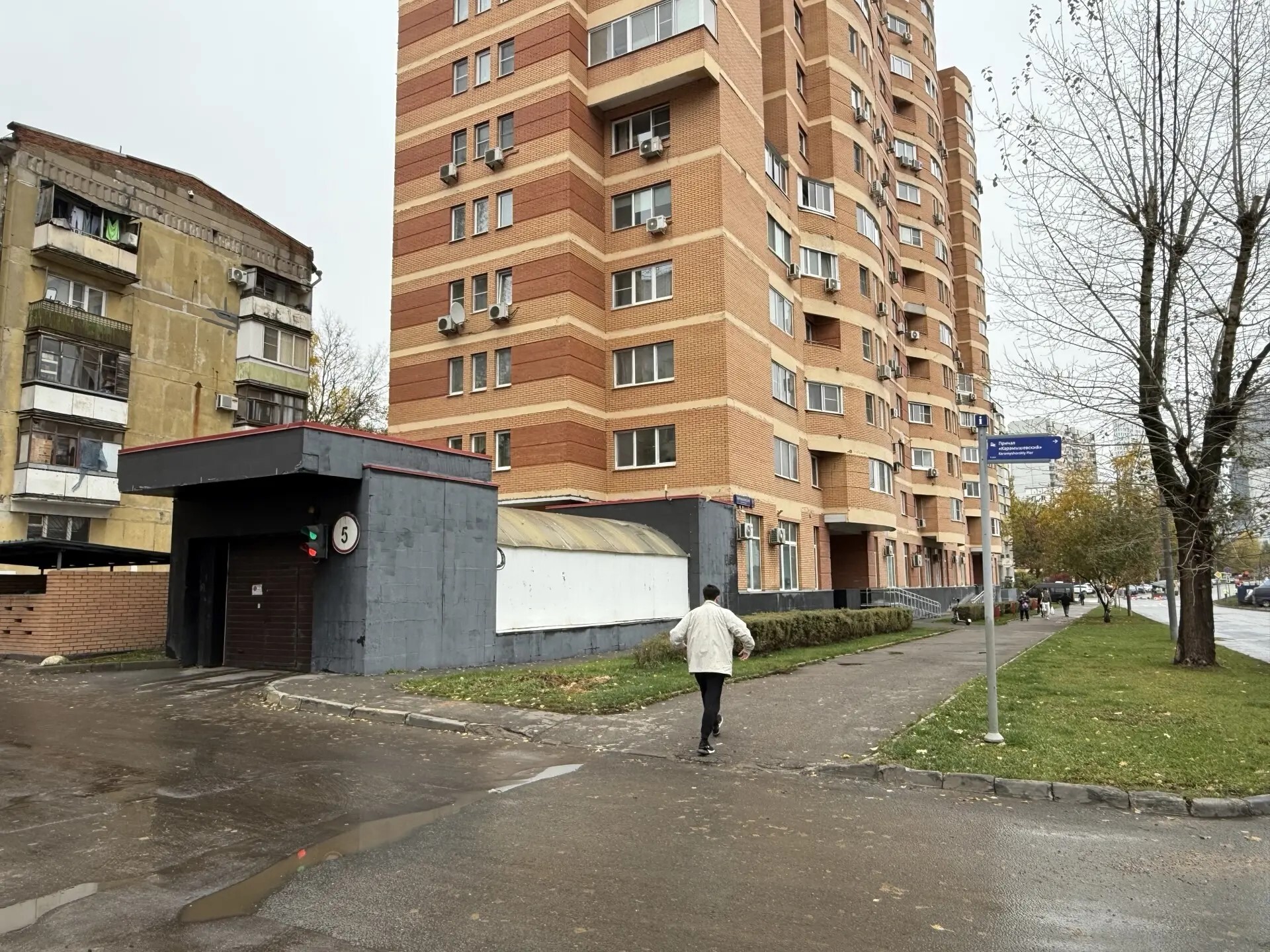 ГП16961550.Машино-место.Фасад здания с выделенными окнами реализуемого объекта.jpg