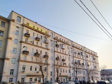 ГП16988849.Нежилое помещение.Фасад здания с выделенными окнами реализуемого объекта.jpg