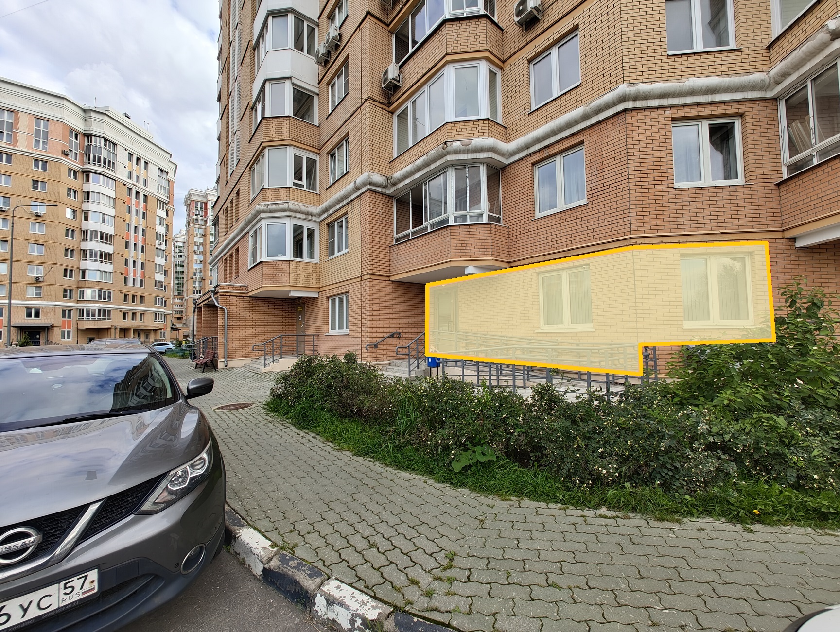 ГП16982547.Нежилое помещение.Фасад здания с выделенными окнами реализуемого объекта.jpg