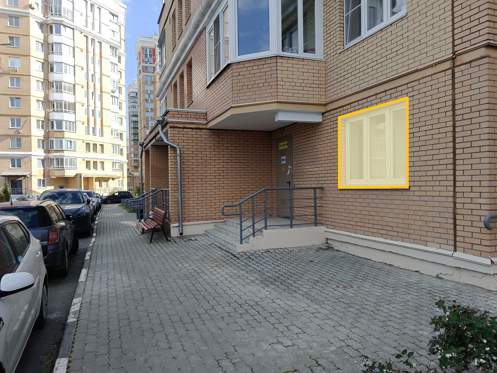 ГП16982545.Нежилое помещение.Фасад здания с выделенными окнами реализуемого объекта_2.jpg