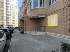 ГП16982545.Нежилое помещение.Фасад здания с выделенными окнами реализуемого объекта_2.jpg