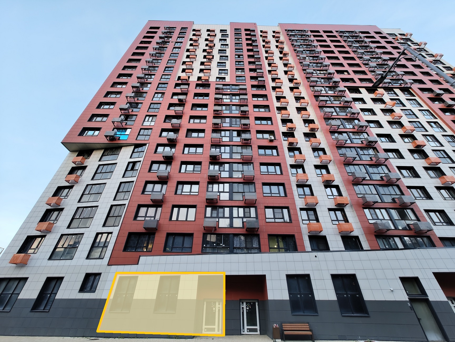 ГП16982560.Нежилое помещение.Фасад здания с выделенными окнами реализуемого объекта.jpg