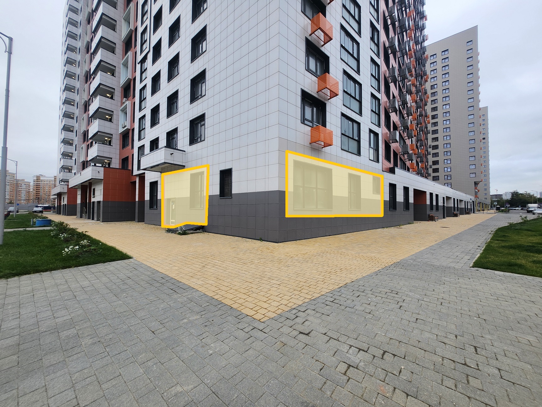 ГП16982537.Нежилое помещение.Фасад здания с выделенными окнами реализуемого объекта.jpg