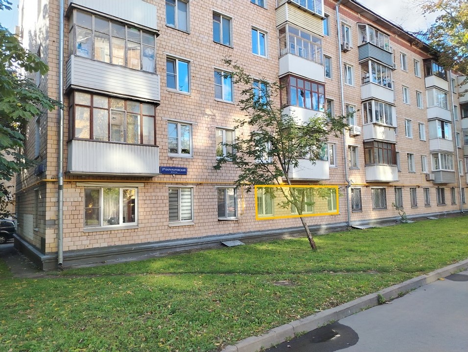 ГП17006189.Нежилое помещение.Фасад здания с выделенными окнами реализуемого объекта.jpg
