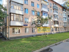 ГП17006189.Нежилое помещение.Фасад здания с выделенными окнами реализуемого объекта.jpg