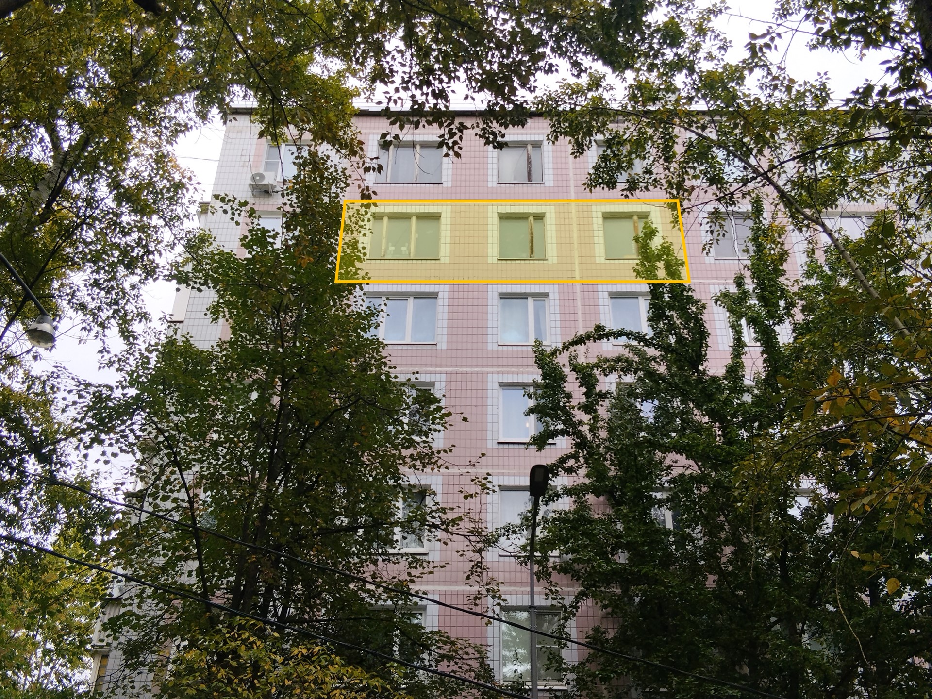 ГП17005938.Квартира.Фасад здания с выделенными окнами реализуемого объекта.jpg
