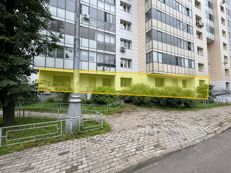 ГП16898650.Нежилое помещение.Фасад здания с выделенными окнами реализуемого объекта_2.jpg