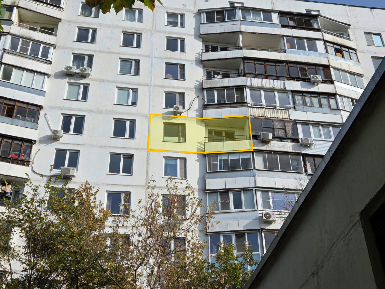 ГП17006954.Квартира.Фасад здания с выделенными окнами реализуемого объекта.png