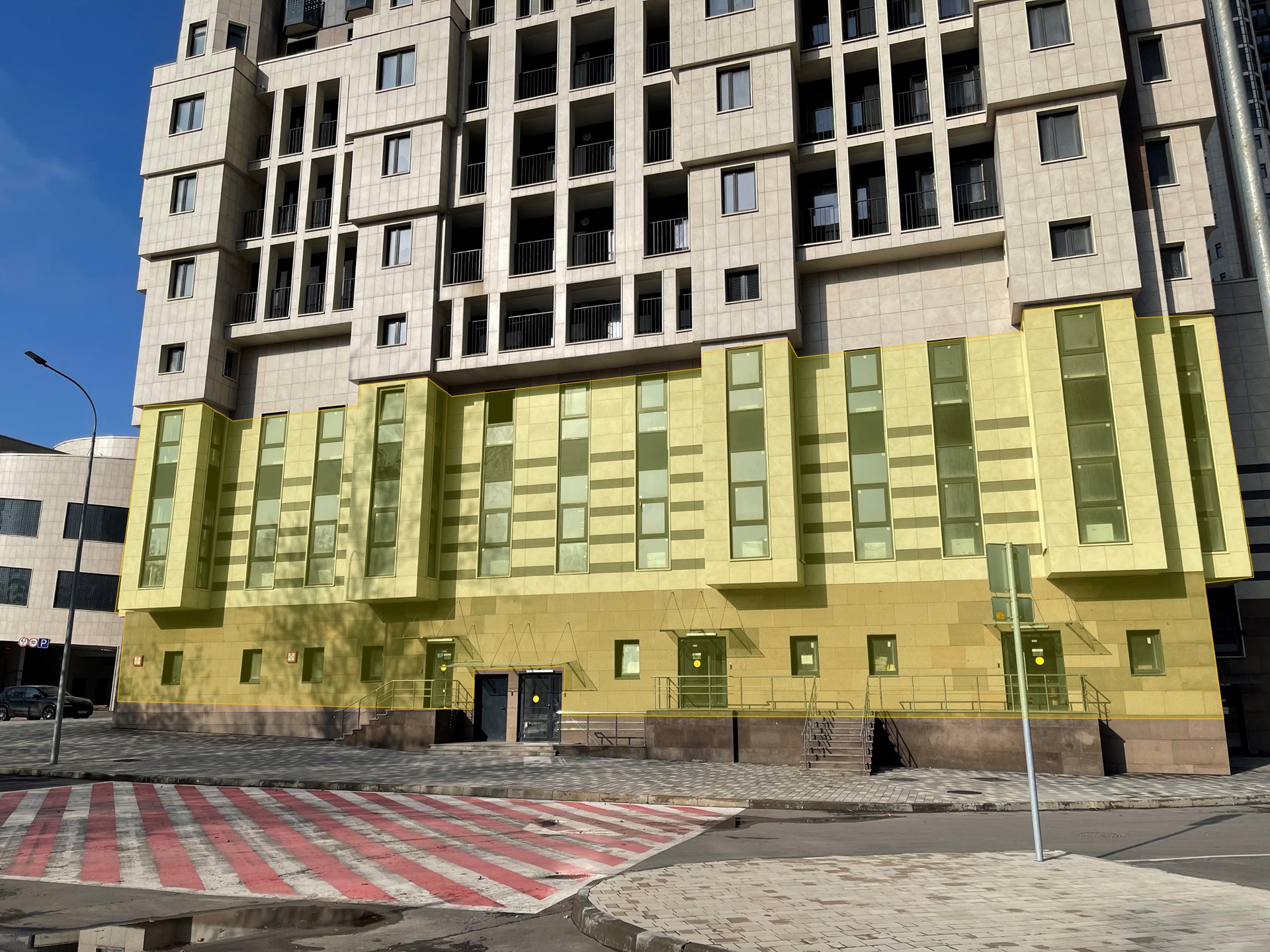 ГП17008152.Нежилое помещение.Фасад здания с выделенными окнами реализуемого объекта_3.jpg