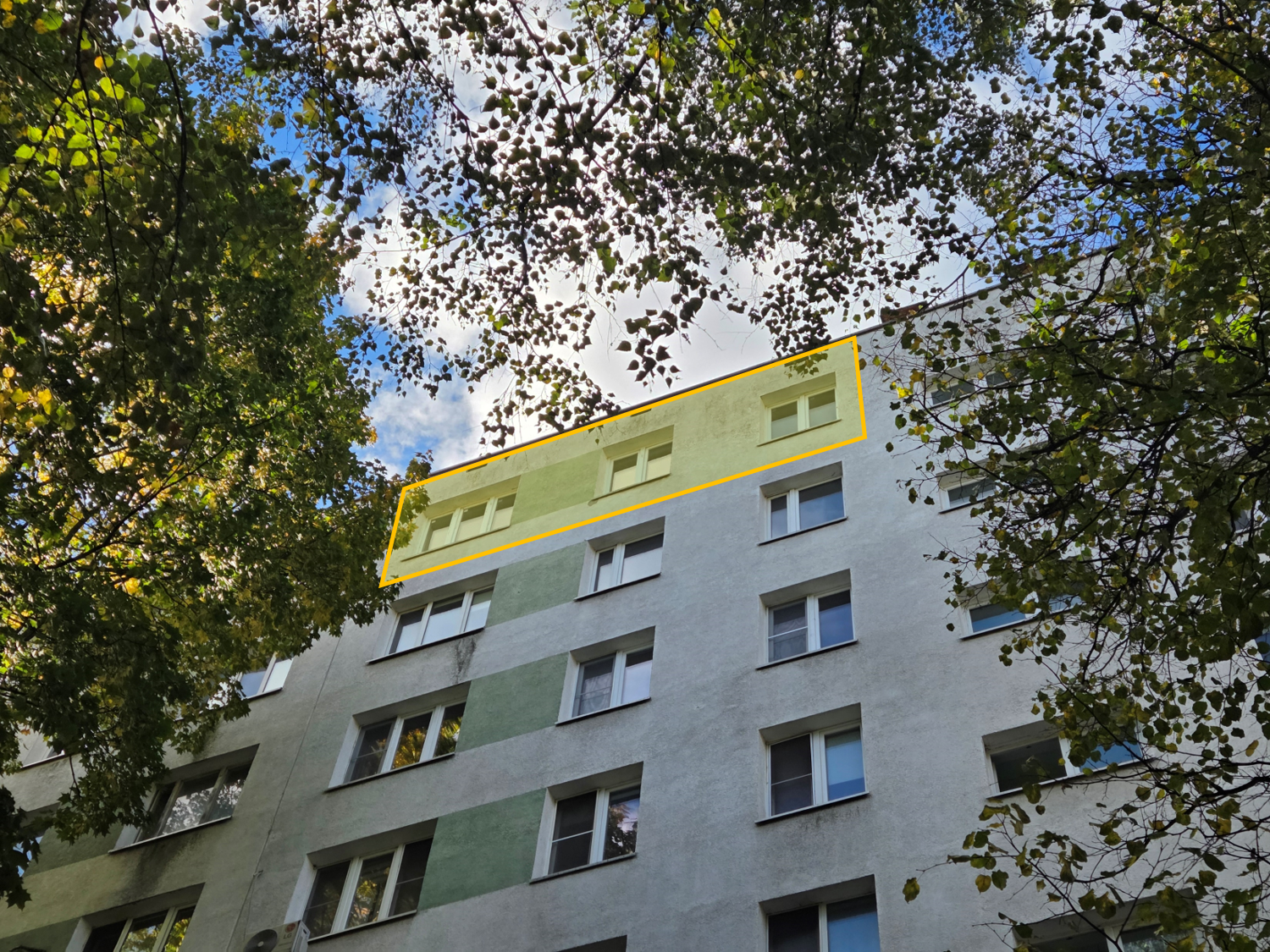 ГП17007331.Квартира.Фасад здания с выделенными окнами реализуемого объекта.png