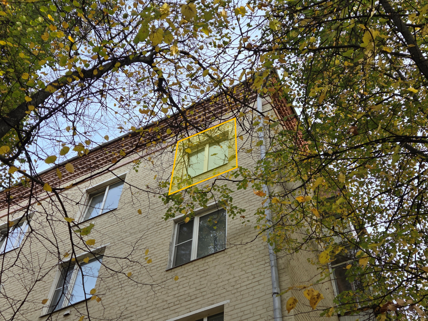 ГП17007337.Квартира.Фасад здания с выделенными окнами реализуемого объекта.png