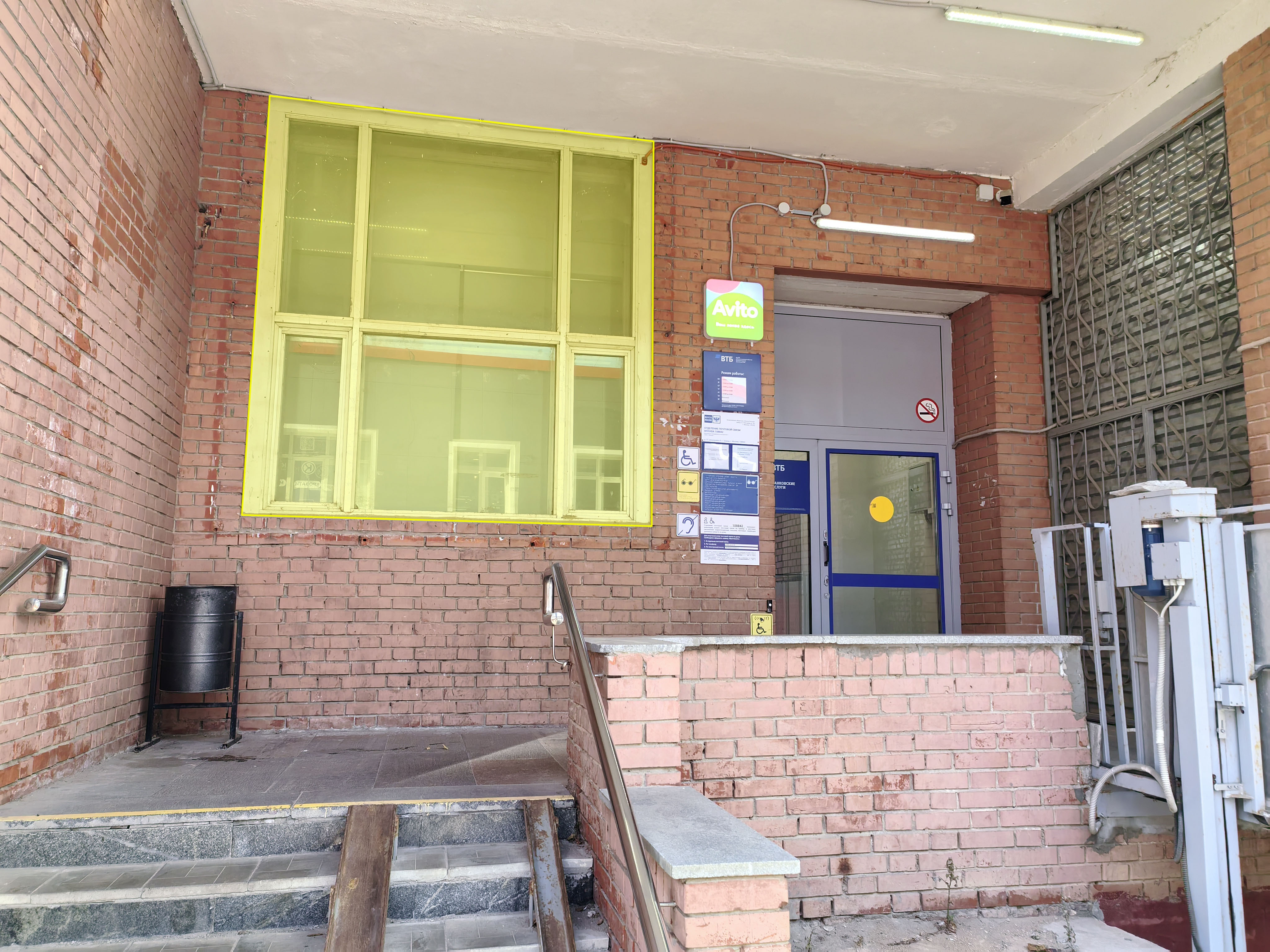 ГП17008188.Нежилое помещение.Фасад здания с выделенными окнами реализуемого объекта.jpg