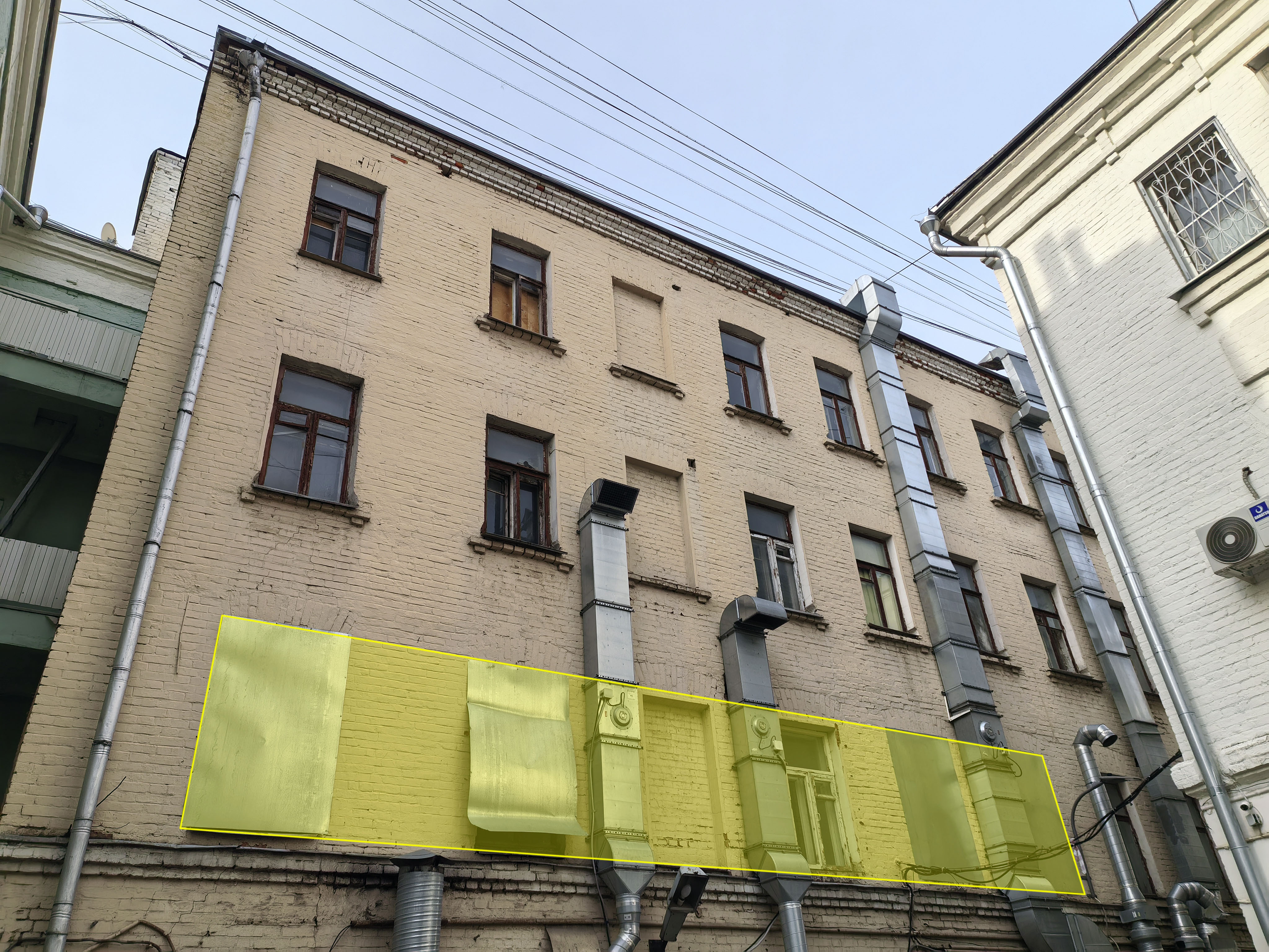 ГП17008147.Нежилое помещение.Фасад здания с выделенными окнами реализуемого объекта.jpg