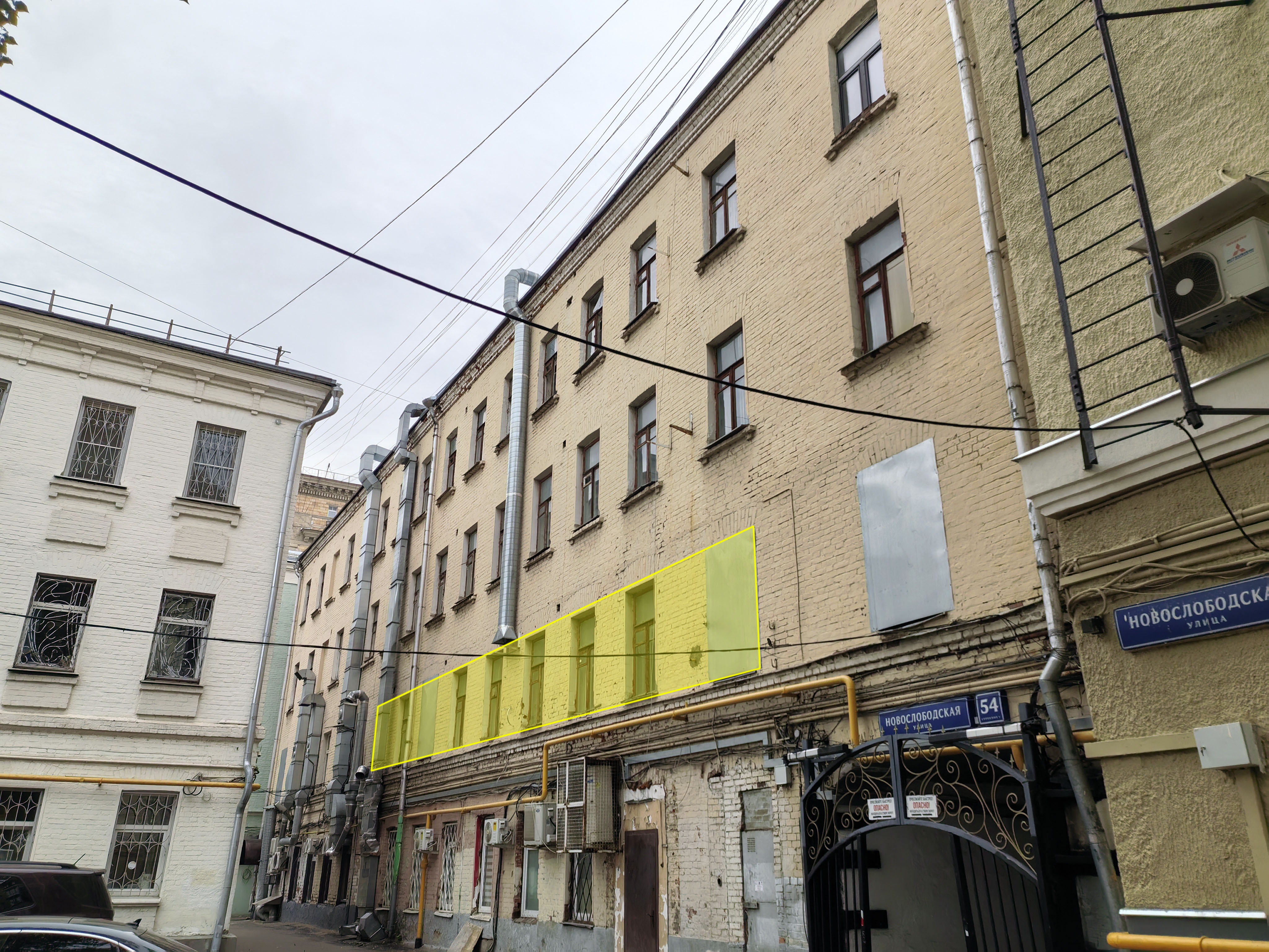 ГП17008146.Нежилое помещение.Фасад здания с выделенными окнами реализуемого объекта.jpg