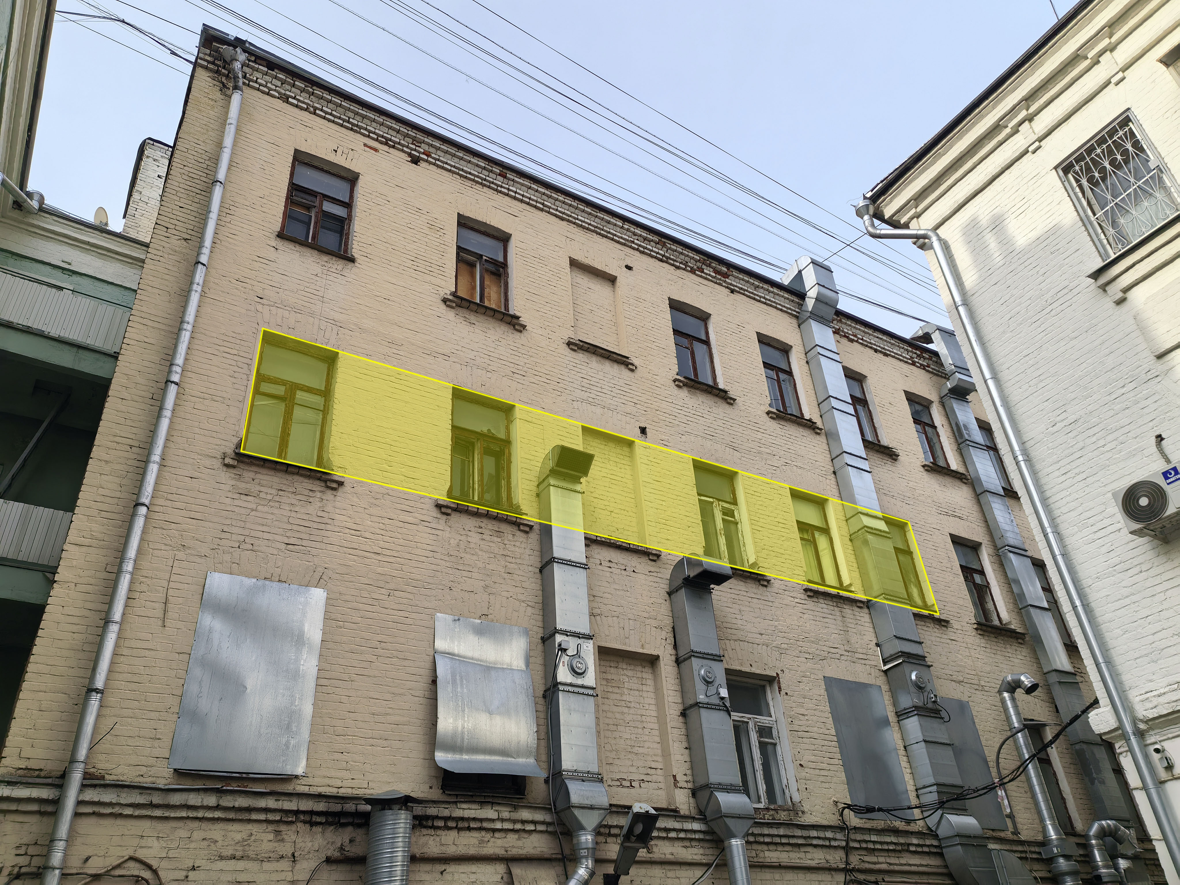 ГП17008150.Нежилое помещение.Фасад здания с выделенными окнами реализуемого объекта.jpg