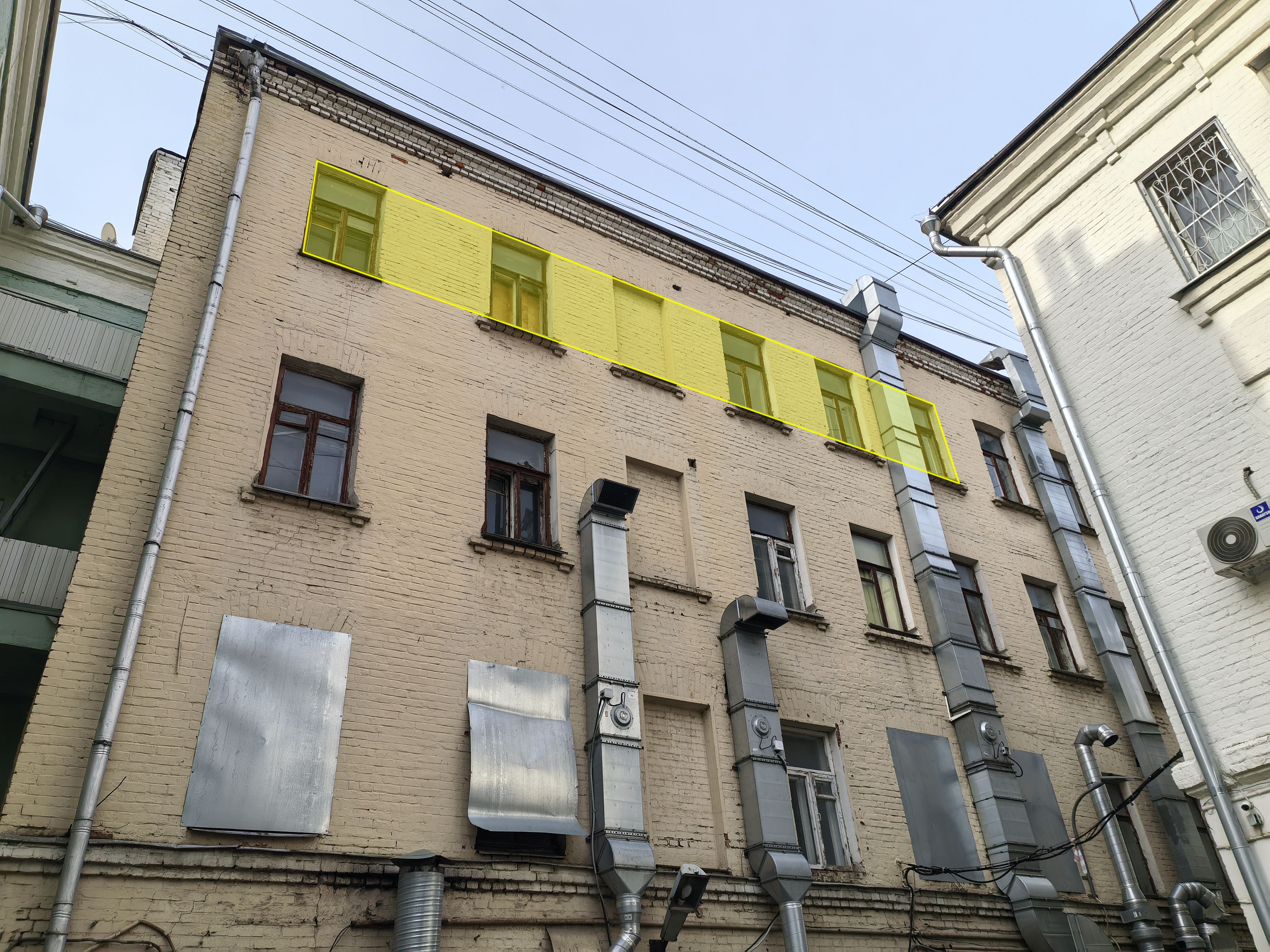 ГП17008151.Нежилое помещение.Фасад здания с выделенными окнами реализуемого объекта.jpg
