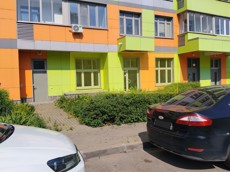 ГП16999307.Нежилое помещение.Фасад здания с выделенными окнами реализуемого объекта_2.jpg