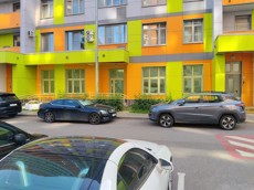 ГП16999307.Нежилое помещение.Фасад здания с выделенными окнами реализуемого объекта.jpg