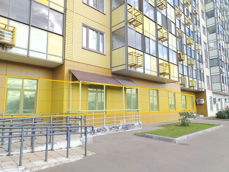 ГП17006825.Нежилое помещение.Фасад здания с выделенными окнами реализуемого объекта.jpg