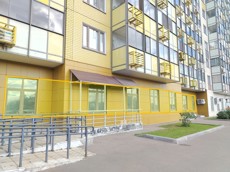 ГП17006825.Нежилое помещение.Фасад здания с выделенными окнами реализуемого объекта.jpg