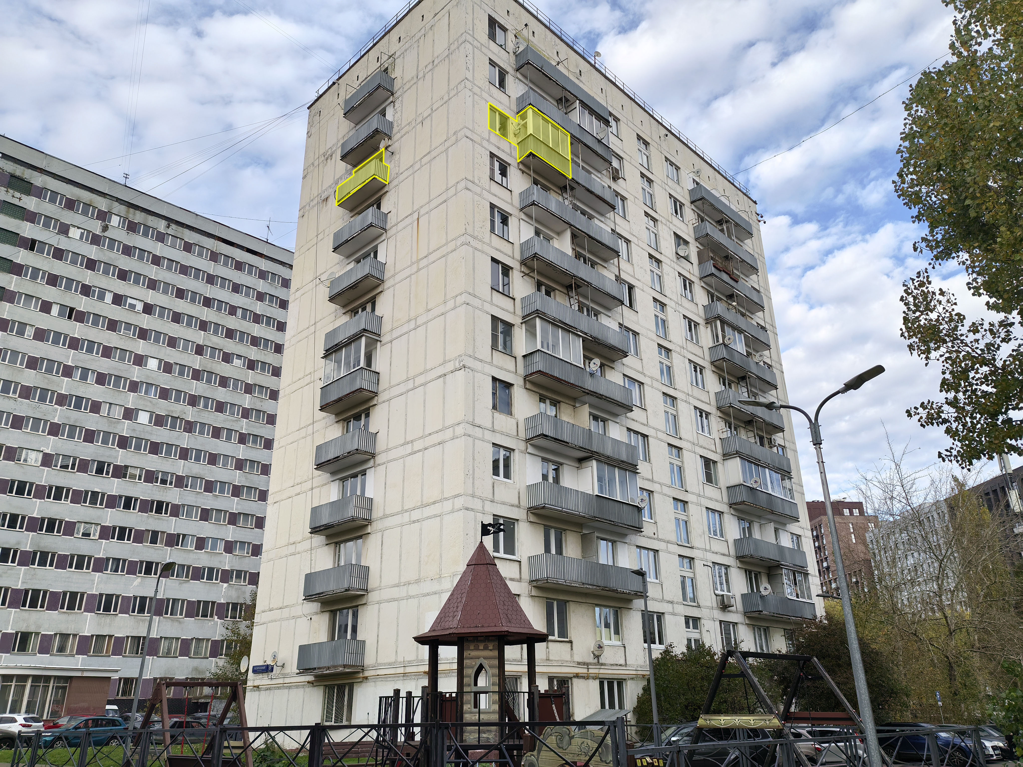 ГП17008051.Квартира.Фасад здания с выделенными окнами реализуемого объекта.jpg