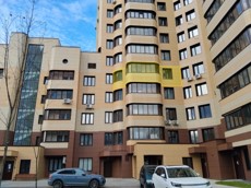ГП17008067.Квартира.Фасад здания с выделенными окнами реализуемого объекта.jpg