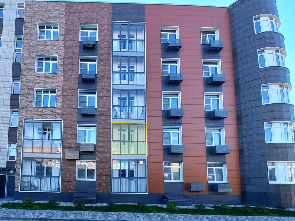 ГП17008068.Квартира.Фасад здания с выделенными окнами реализуемого объекта.jpg