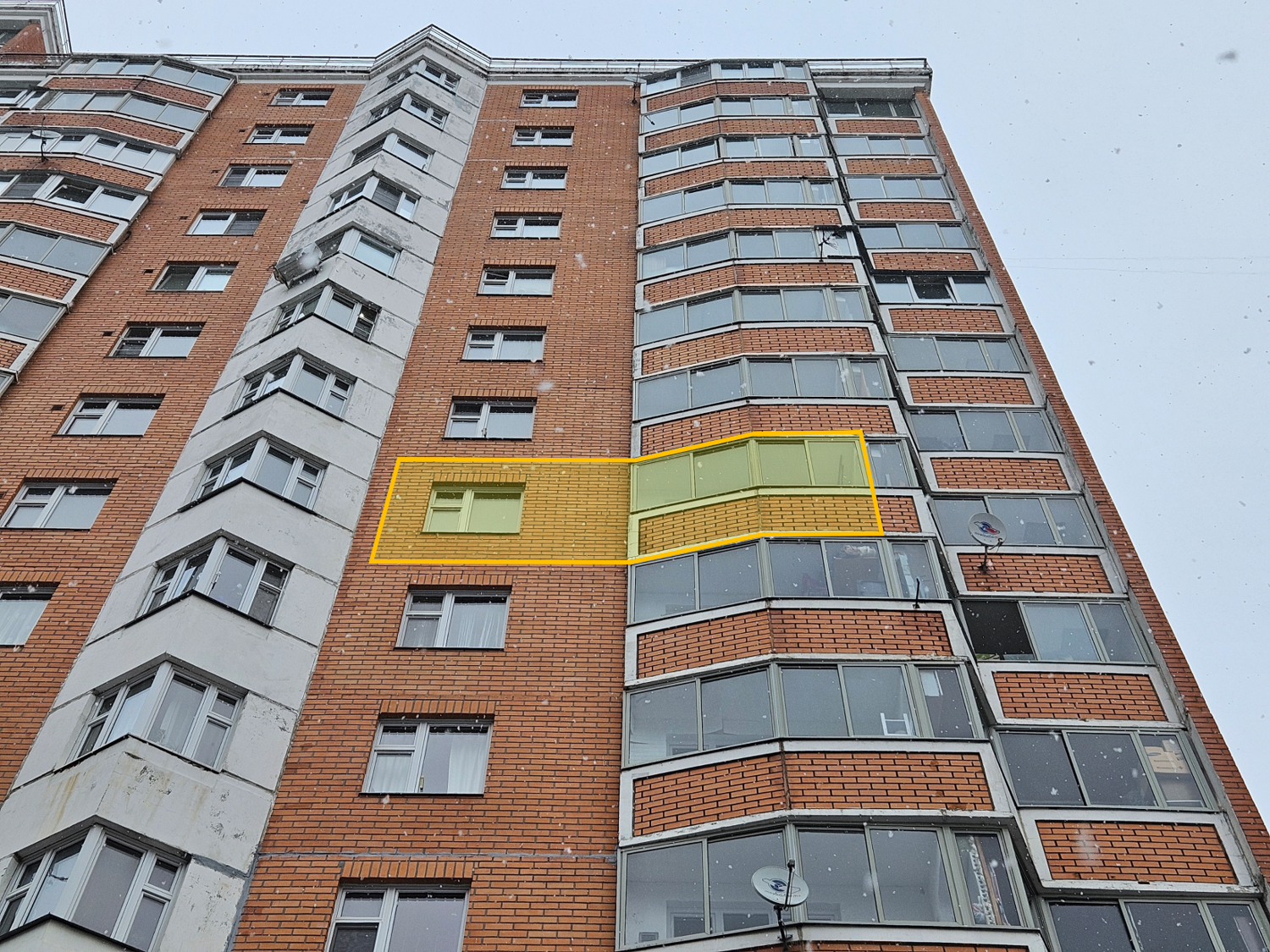 ГП16974759.Квартира.Фасад здания с выделенными окнами реализуемого объекта.png
