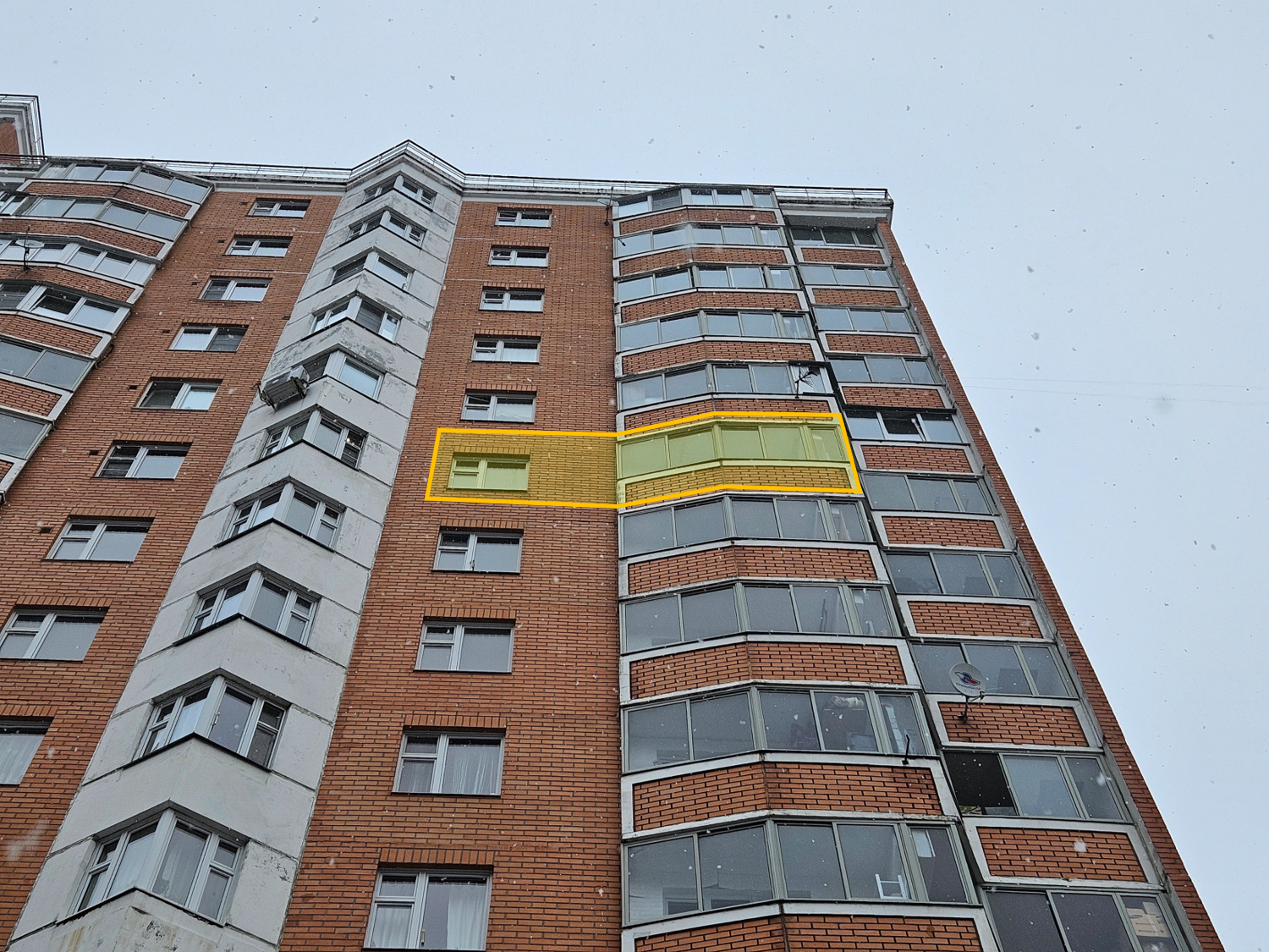ГП16974762.Квартира.Фасад здания с выделенными окнами реализуемого объекта.png