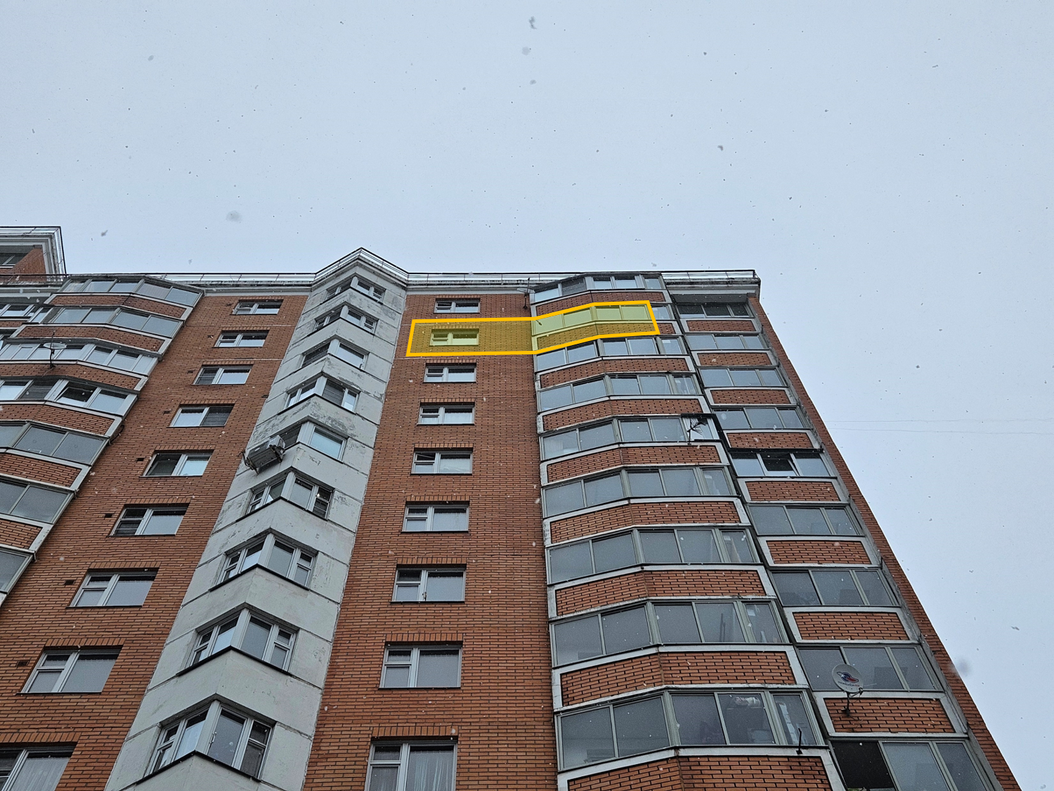 ГП16974763.Квартира.Фасад здания с выделенными окнами реализуемого объекта.png