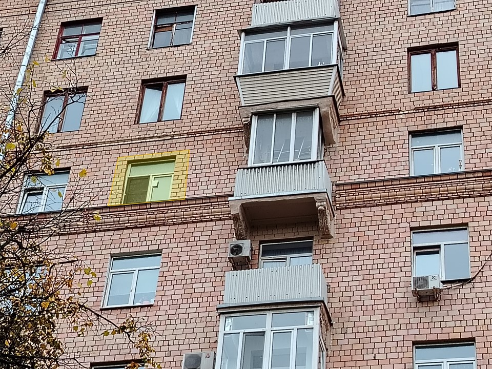 ГП17006530.Нежилое помещение.Фасад здания с выделенными окнами реализуемого объекта.jpg