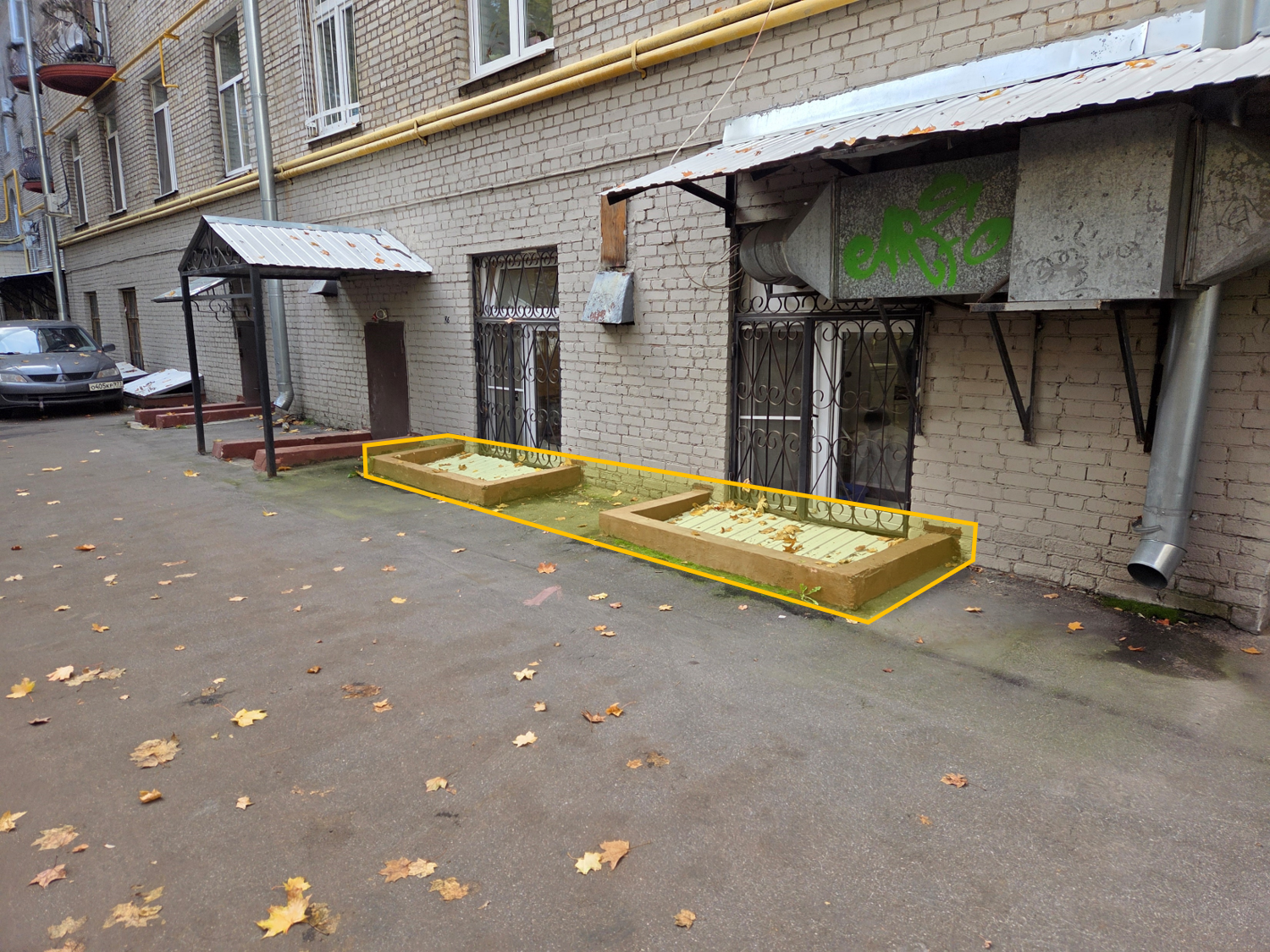 ГП17006382.Нежилое помещение.Фасад здания с выделенными окнами реализуемого объекта.png