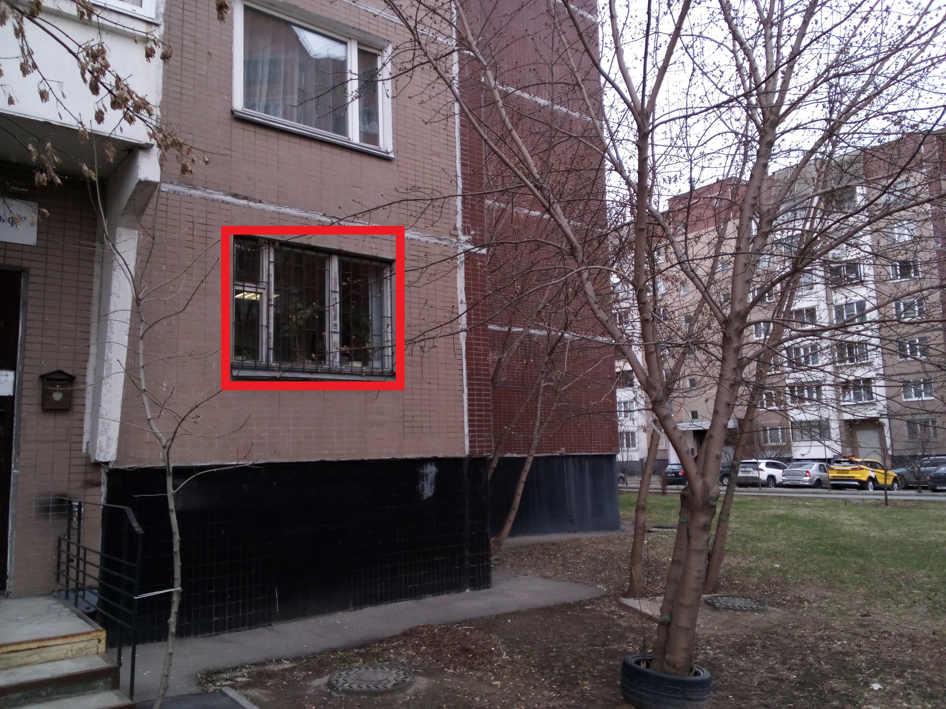 ГП16946429.Нежилое помещение.Фасад здания с выделенными окнами реализуемого объекта.jpg