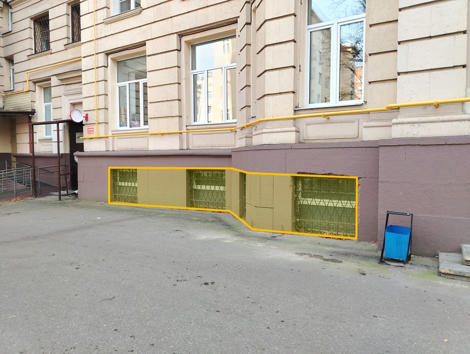 ГП17006524.Нежилое помещение.Фасад здания с выделенными окнами реализуемого объекта.jpg