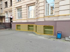 ГП17006524.Нежилое помещение.Фасад здания с выделенными окнами реализуемого объекта.jpg