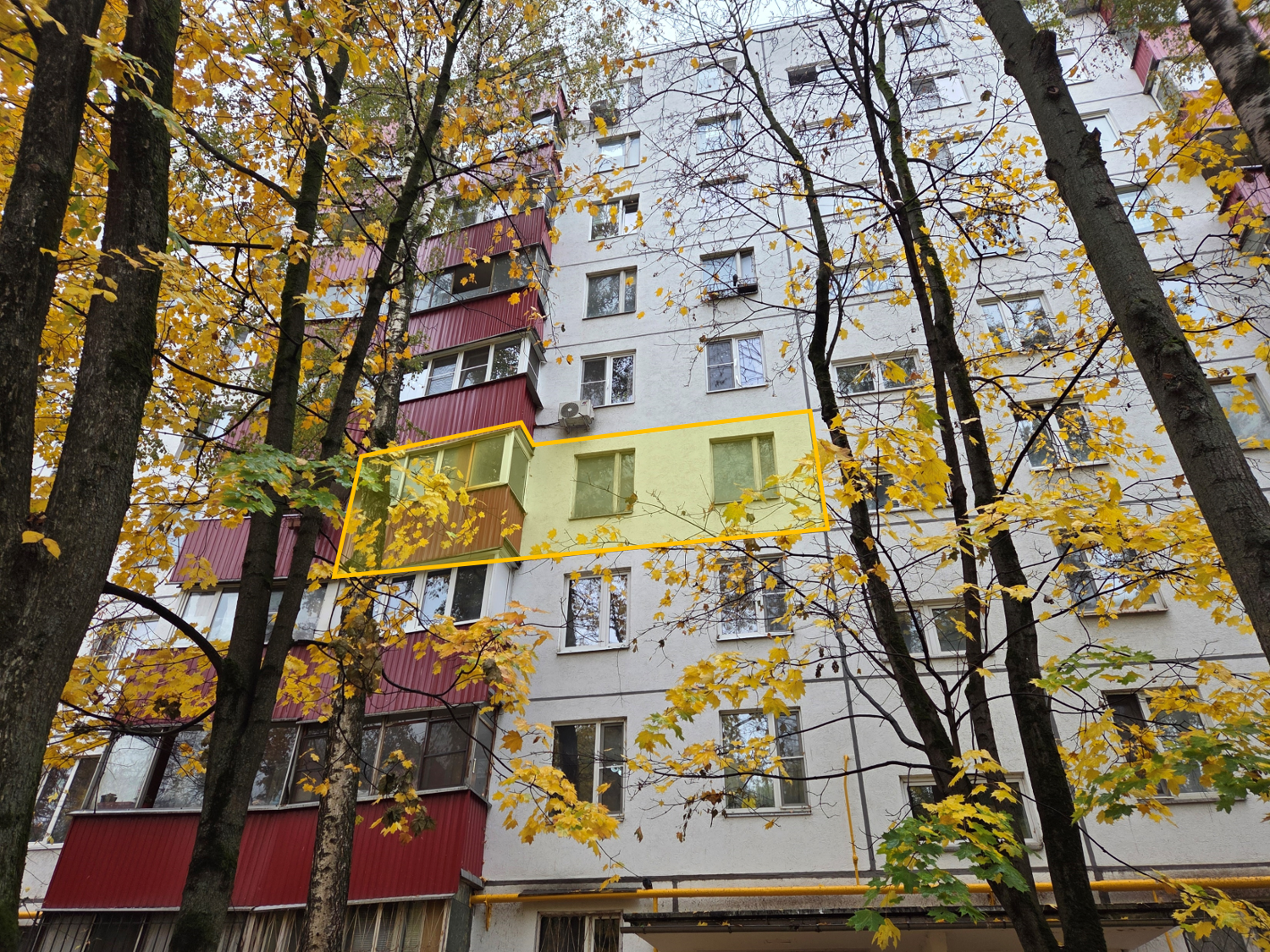 ГП17007178.Квартира.Фасад здания с выделенными окнами реализуемого объекта.png